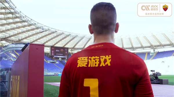 捧起奖杯充